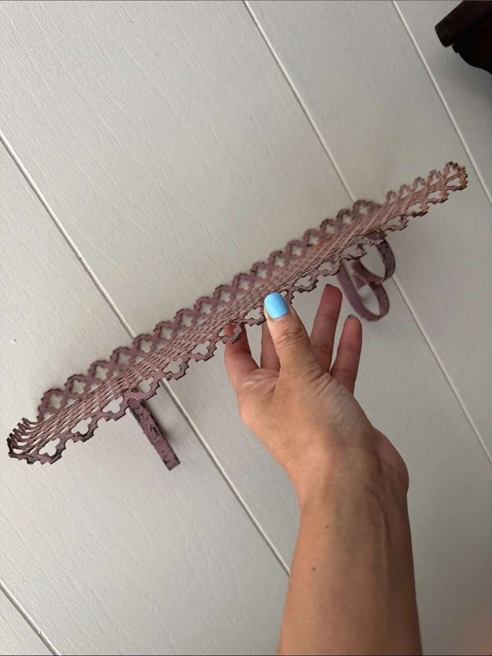 Pink vintage-style wall shelf